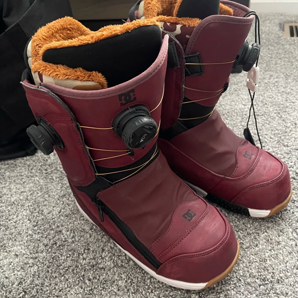 DC maroon snowboard boots